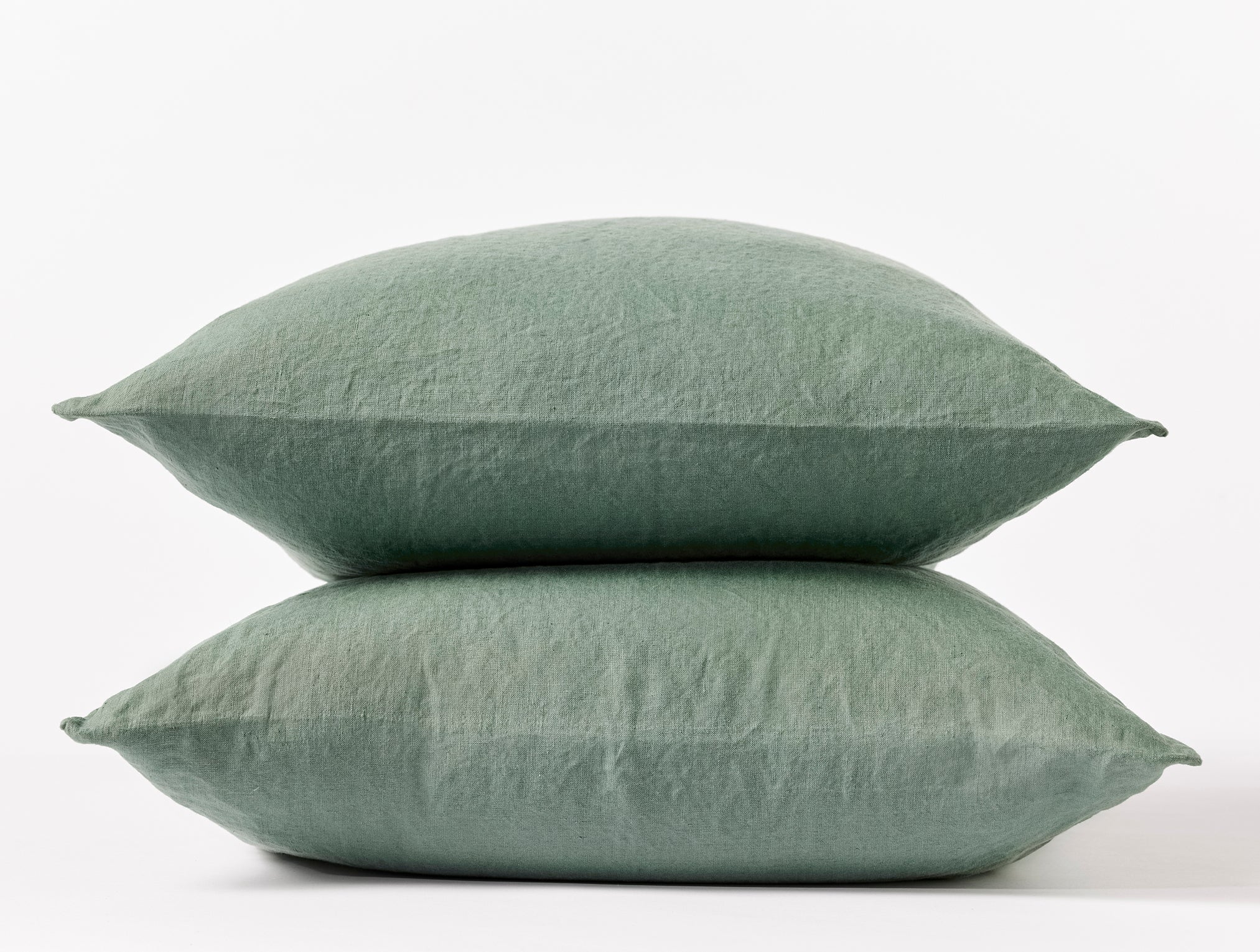 https://www.coyuchi.com/cdn/shop/files/BED-She_OrganicRelaxedLinen_PillowcaseSet2_Juniper_D_FA23_17213.jpg?v=1703699587