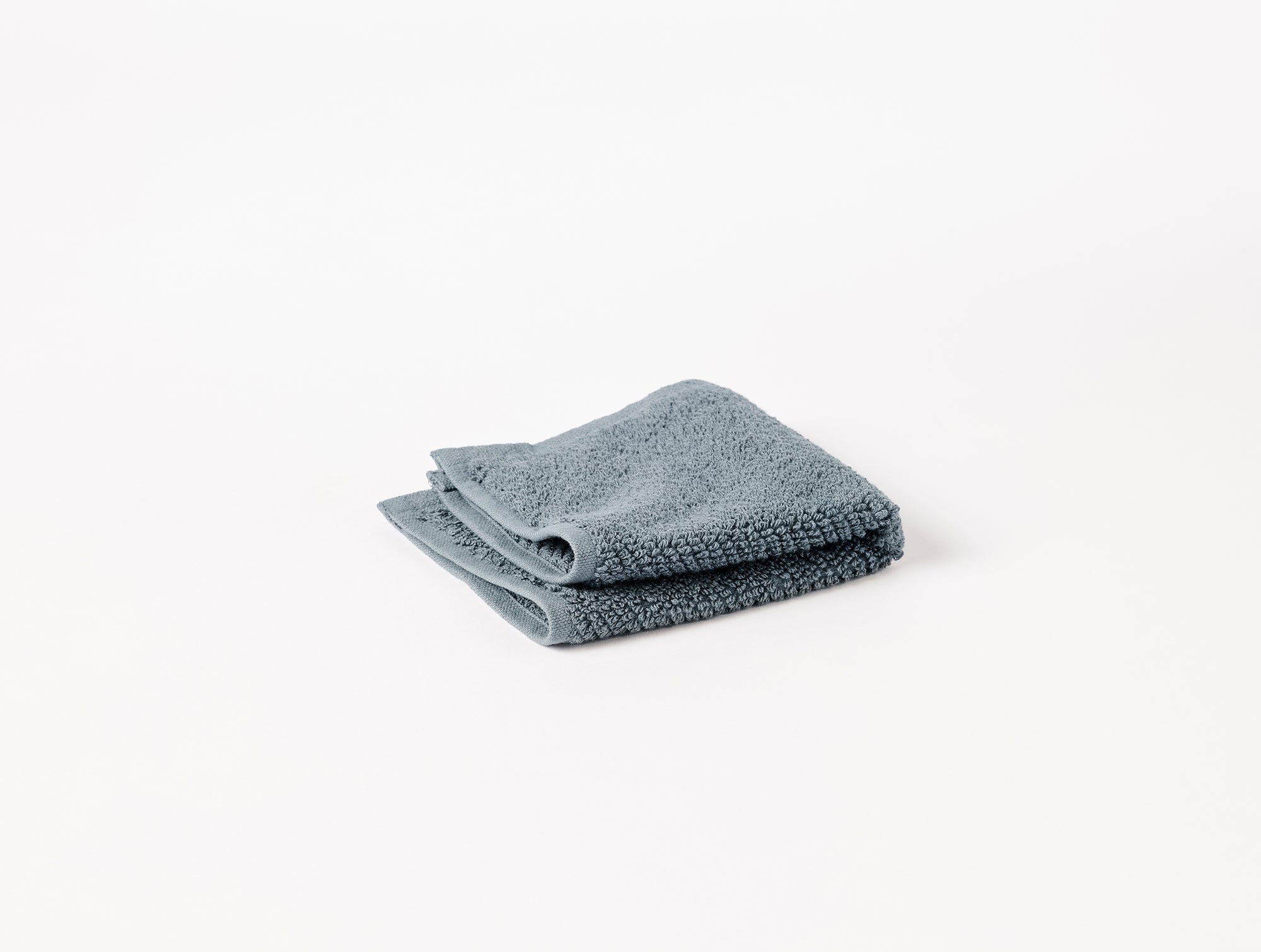 https://www.coyuchi.com/cdn/shop/files/BTH-Tow_AirWeightOrganic_WashCloth_StoneBlue_C_FA23_16916_1.jpg?v=1700283440&width=2000