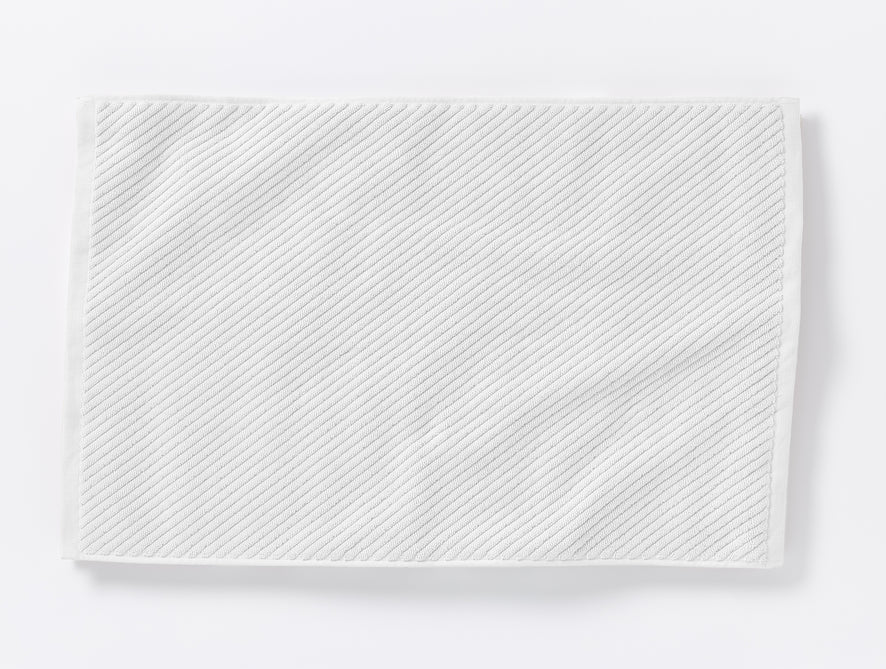 https://www.coyuchi.com/cdn/shop/files/PDP_Airweight_BathMat_AlpineWhite_B_FALL21_1634.jpg?v=1695754153&width=886