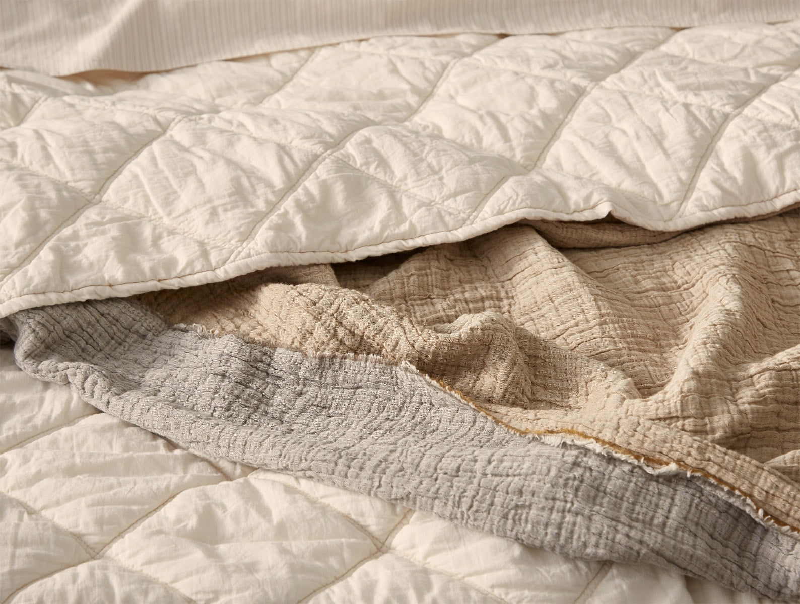 Diamond-Stitched Organic Cotton Comforter - Renewed