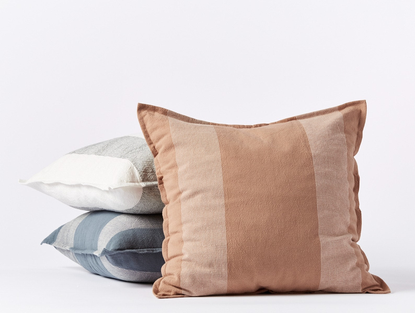 https://www.coyuchi.com/cdn/shop/files/sonoma_decpillow_gingerundyed_b_fall21_1074.jpg?v=1695418090